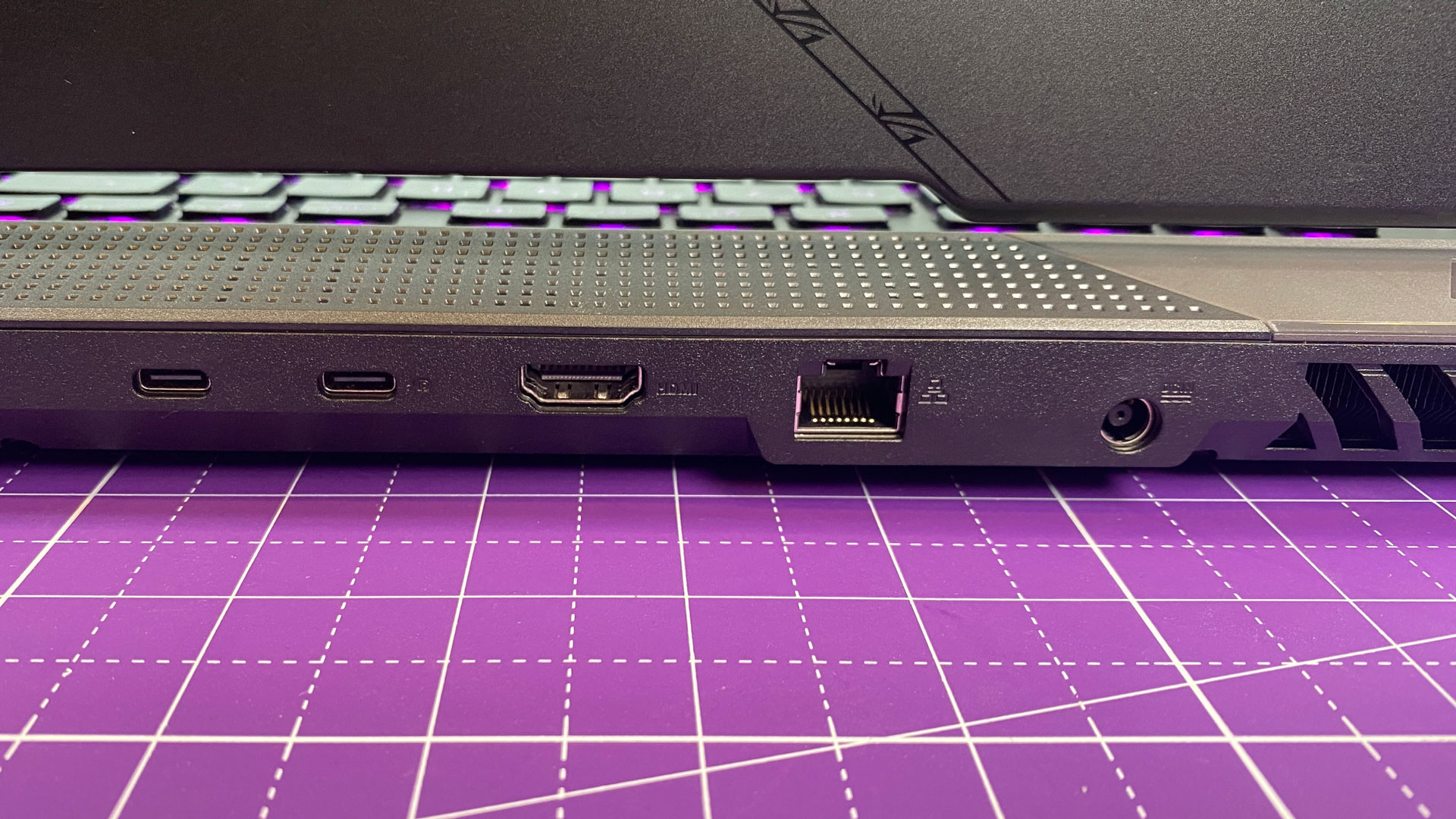 Đánh giá Asus ROG Strix Scar 17 X3D: Sức mạnh công nghệ 3D V-Cache trên laptop gaming