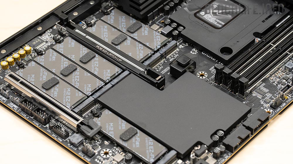 Hé lộ bo mạch chủ Gigabyte bí ẩn với 3 cổng cấp nguồn 8-pin: Phải chăng là Intel Z990 sắp ra mắt?