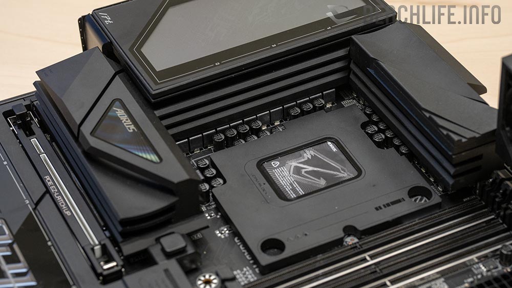 Hé lộ bo mạch chủ Gigabyte bí ẩn với 3 cổng cấp nguồn 8-pin: Phải chăng là Intel Z990 sắp ra mắt?
