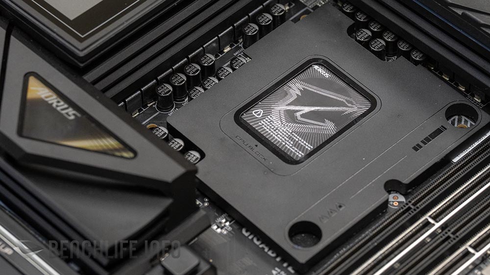 Hé lộ bo mạch chủ Gigabyte bí ẩn với 3 cổng cấp nguồn 8-pin: Phải chăng là Intel Z990 sắp ra mắt?
