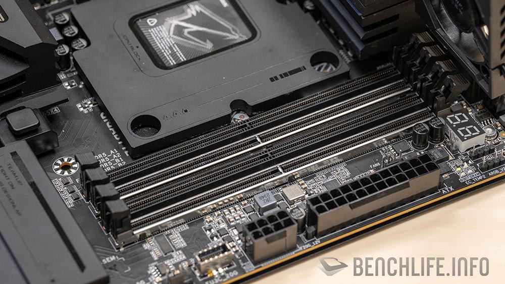 Hé lộ bo mạch chủ Gigabyte bí ẩn với 3 cổng cấp nguồn 8-pin: Phải chăng là Intel Z990 sắp ra mắt?