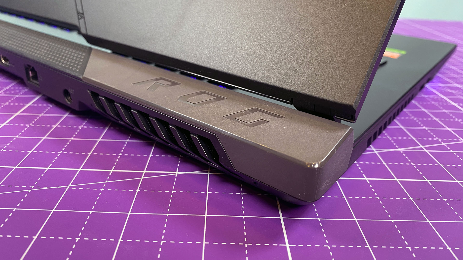 Đánh giá Asus ROG Strix Scar 17 X3D: Sức mạnh công nghệ 3D V-Cache trên laptop gaming